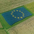 campo con bandiera UE