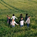 Persone in un campo