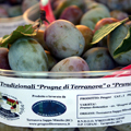 cesto di prugne