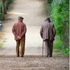 anziani a passeggio